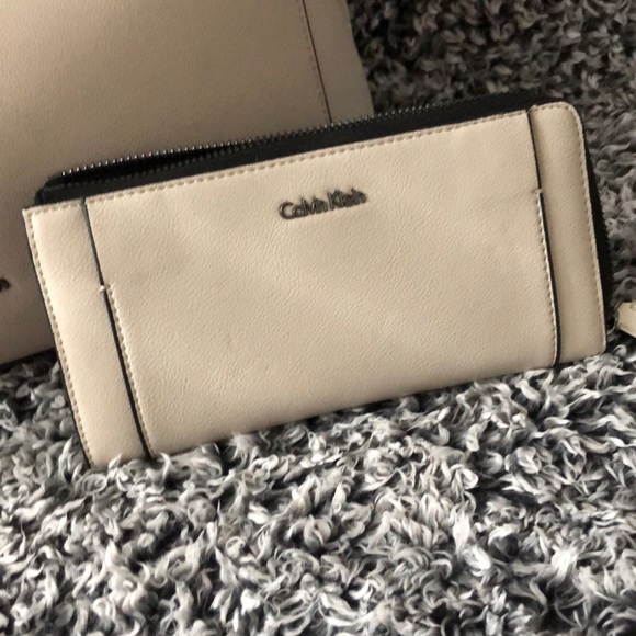 Calvin Klein Handbag w/matching wallet - Picture 6 of 7